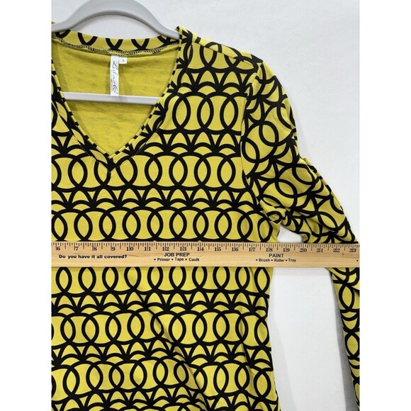 Lulu-B Geometric Circles Top Womens Small Deep Marigold Yellow Stretch V-Neck - Picture 7 of 7